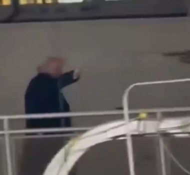 Imagem - Vídeo: Trump mostra dedo do meio para funcionário que o chamou de 'protetor de pedófilo'