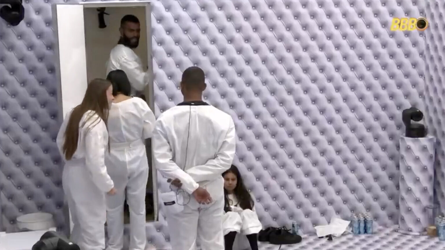 Imagem - Fezes passada na parede do banheiro intriga participantes do Quarto Branco no BBB 26