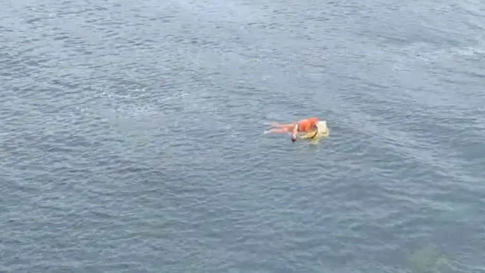 Homem, de 37 anos, teria passado a noite e a madrugada à deriva, em Santa Catarina. Pai dele segue desaparecido