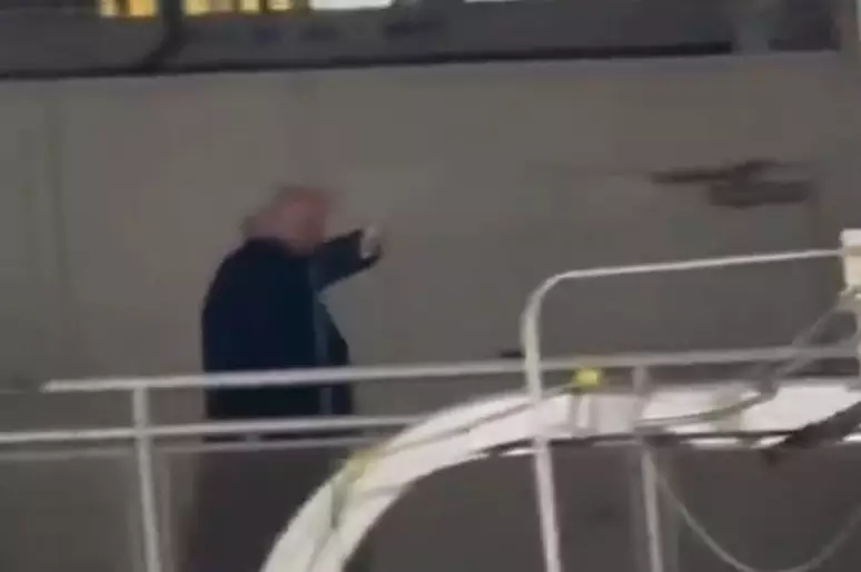 Trump mostra dedo do meio para funcionário que o chamou de 'protetor de pedófilo'