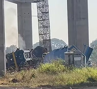 Imagem - Mais de 20 pessoas morrem com queda de guindaste sobre trem na Tailândia