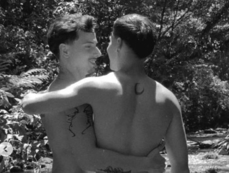 Lucas Santos, filho da cantora gospel Eyshila, usou as redes sociais nesta terça-feira (13) para compartilhar um carrossel de fotos com o namorado, Vinícius, em seu perfil no Instagram.