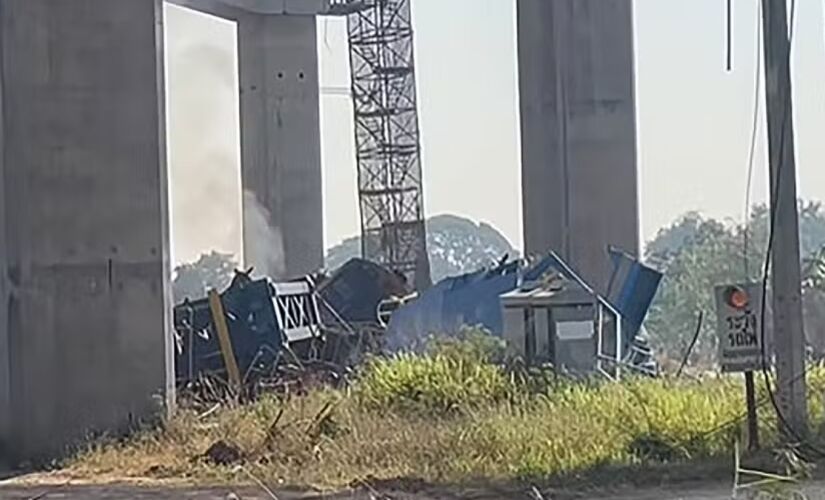 (O trem viajava da capital Bangkok para o nordeste do país, após o impacto, o veículo descarrilou e pegou fogo.)