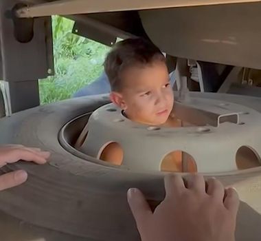 Imagem - Menino de 4 anos é resgatado após ficar preso em roda de carreta
