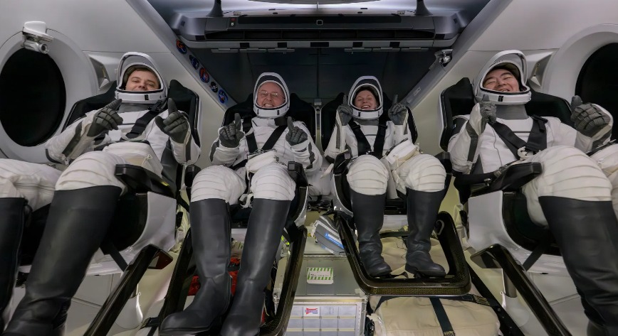 (Astronautas retornando para Terra) 