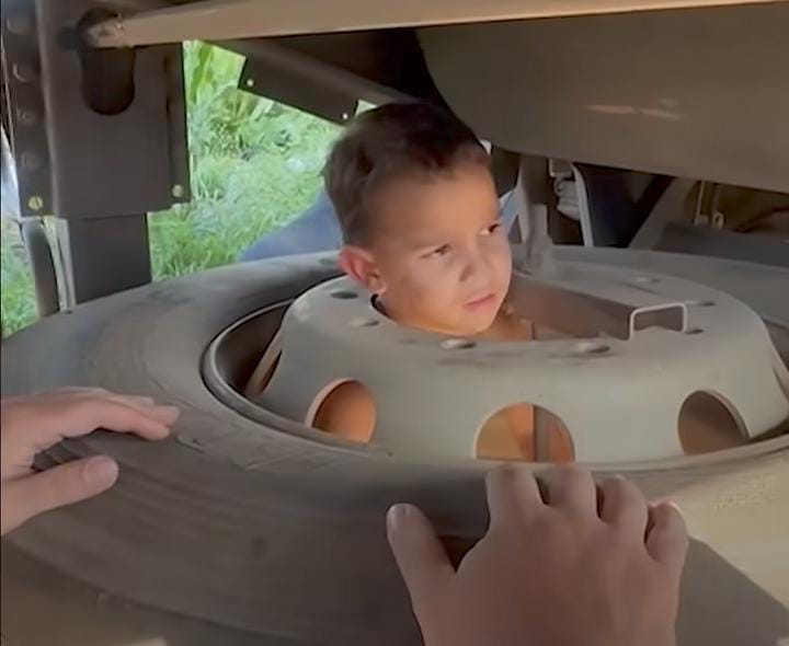 Criança brincava na rua quando entrou sob o veículo -