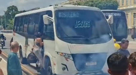 Veículo seguia para Mosqueiro e incêndio foi controlado com ajuda de uma van que passava pelo local