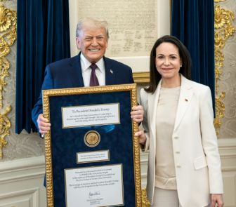 Imagem - María Machado doa medalha do Prêmio Nobel da Paz para Donald Trump