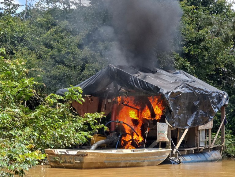 A iniciativa teve como objetivo reprimir a exploração ilícita do leito e das margens do Rio Branco.