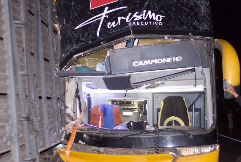 Acidente com ônibus do sub-20 do Azulão deixou uma pessoa morta - 