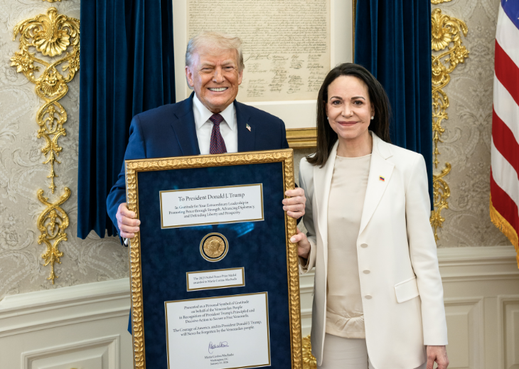 Imagem - María Machado doa medalha do Prêmio Nobel da Paz para Donald Trump