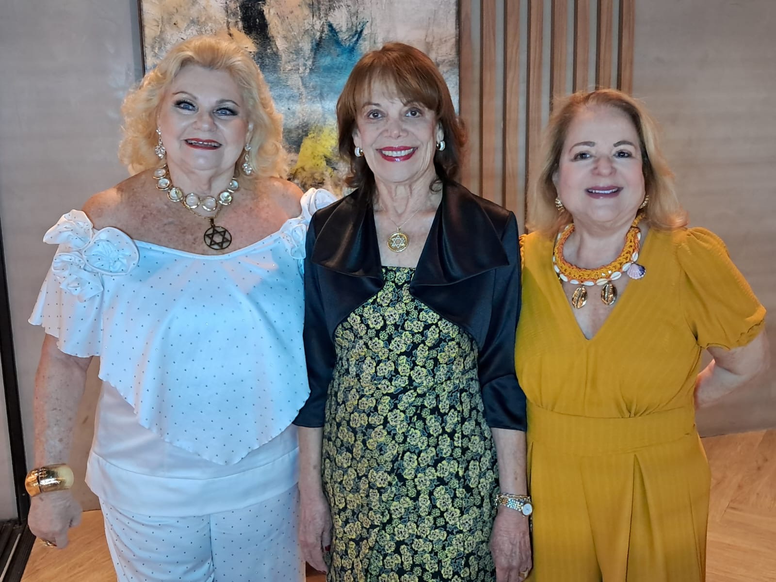 A aniversariante com as amigas Clara Pinto e Gal Fernandes