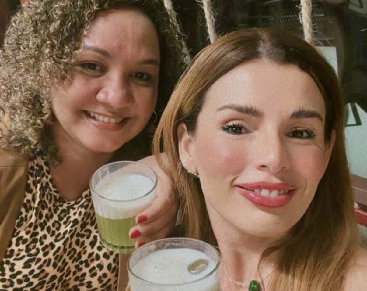 Chiara Melo e Débora Goldenberg festejando a vida e o sucesso do trabalho que realizam juntas, na área de design e cenografia para eventos.