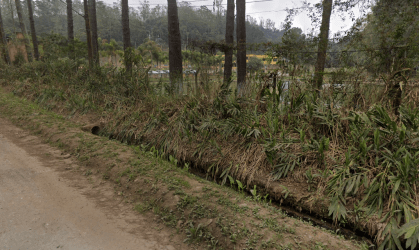 Imagem - Homem morre após carro cair em córrego em Mauá