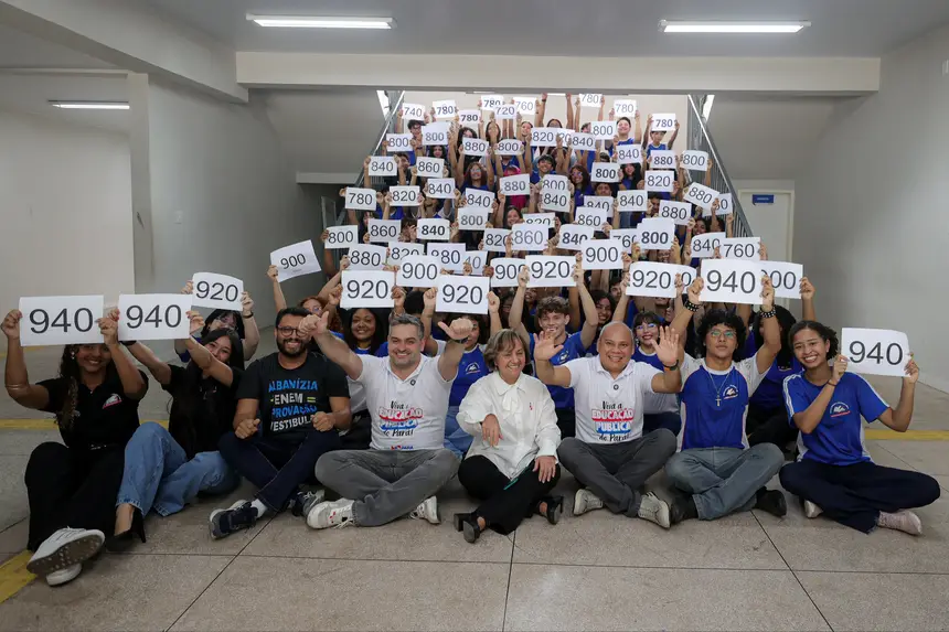 (Ione Franco, professora de Língua Portuguesa, responsável por estruturar os conteúdos relacionados à redação faz história mais uma edição do Enem, com notas altas.)