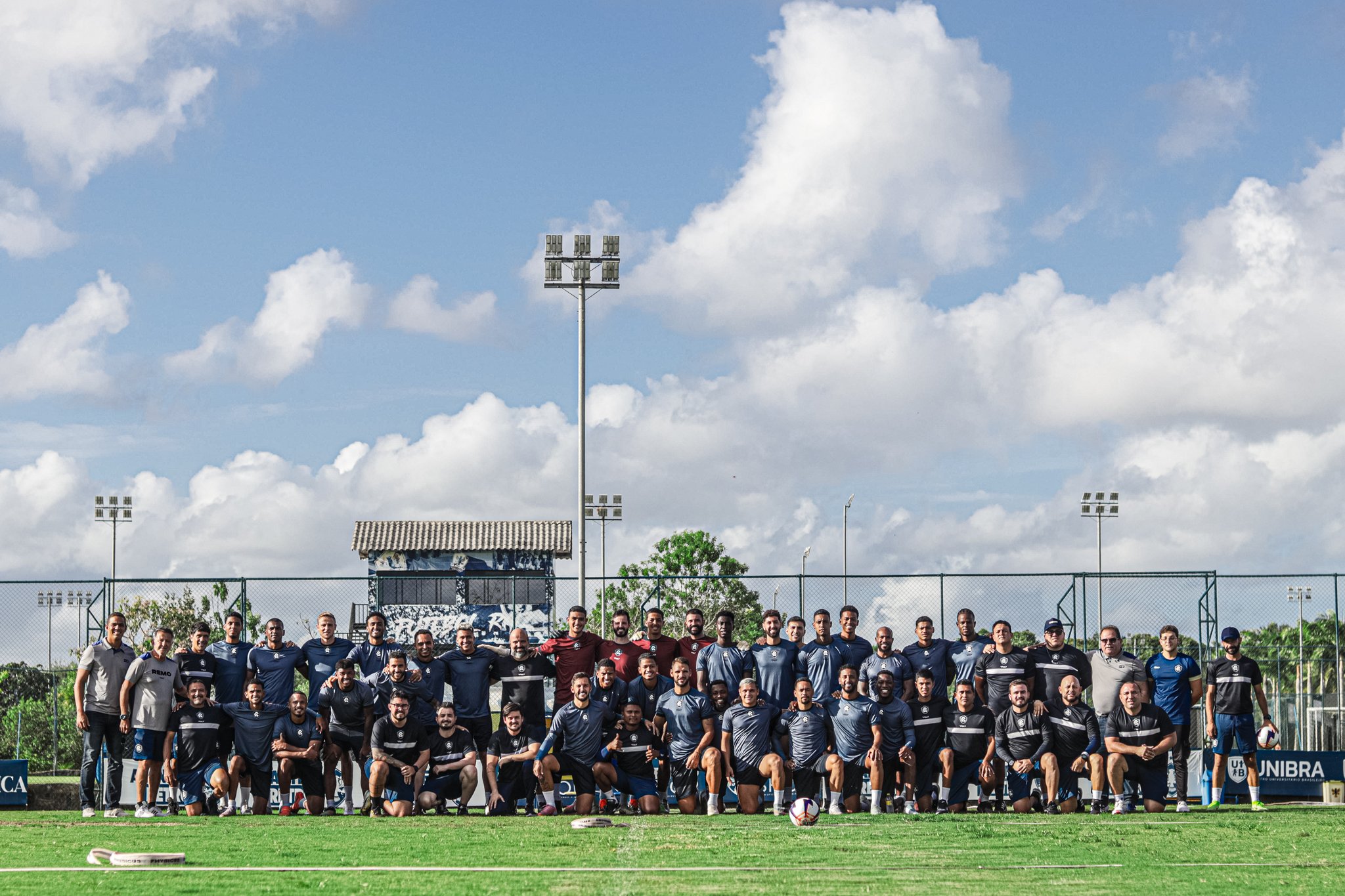 Jogadores posam para foto do final da pré-temporada