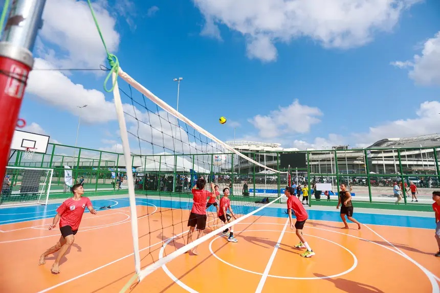 Local dispõe de várias quadras para a prática de diversos esportes abertas à população