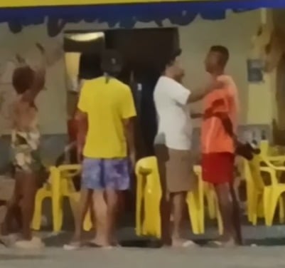 Imagem - Homem tenta matar rival durante briga de bar, mas arma falha