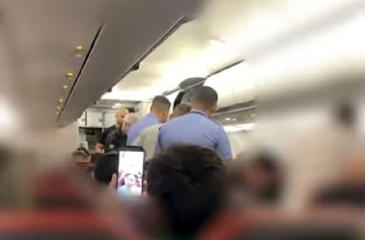 Imagem - Passageiro é retirado de voo em Brasília após descumprir norma de segurança aérea