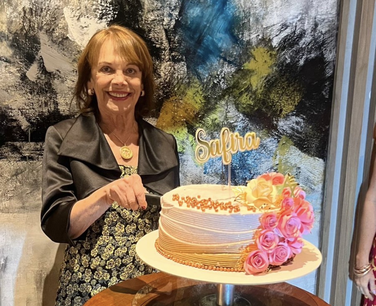 Um extenso grupo de amigas respondeu presente, ao almoço de aniversário de Safira Benzecry, nessa quarta-feira, no The Wine. 