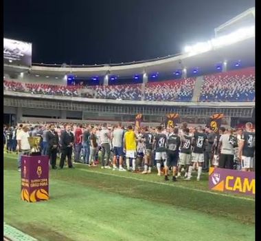 Imagem - Jogadores do Remo entregam medalhas aos atletas do Águia