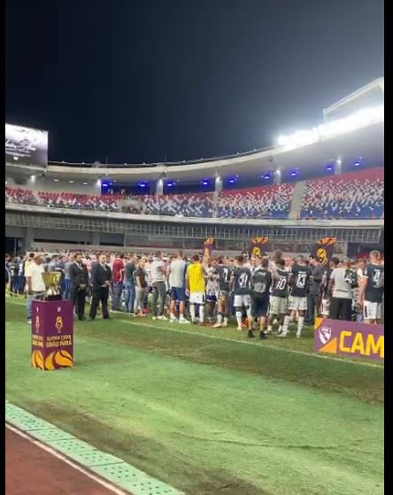 Imagem - Jogadores do Remo entregam medalhas aos atletas do Águia