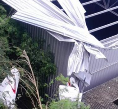 Imagem - Avião de pequeno porte faz pouso forçado e atinge galpão em Guarapari