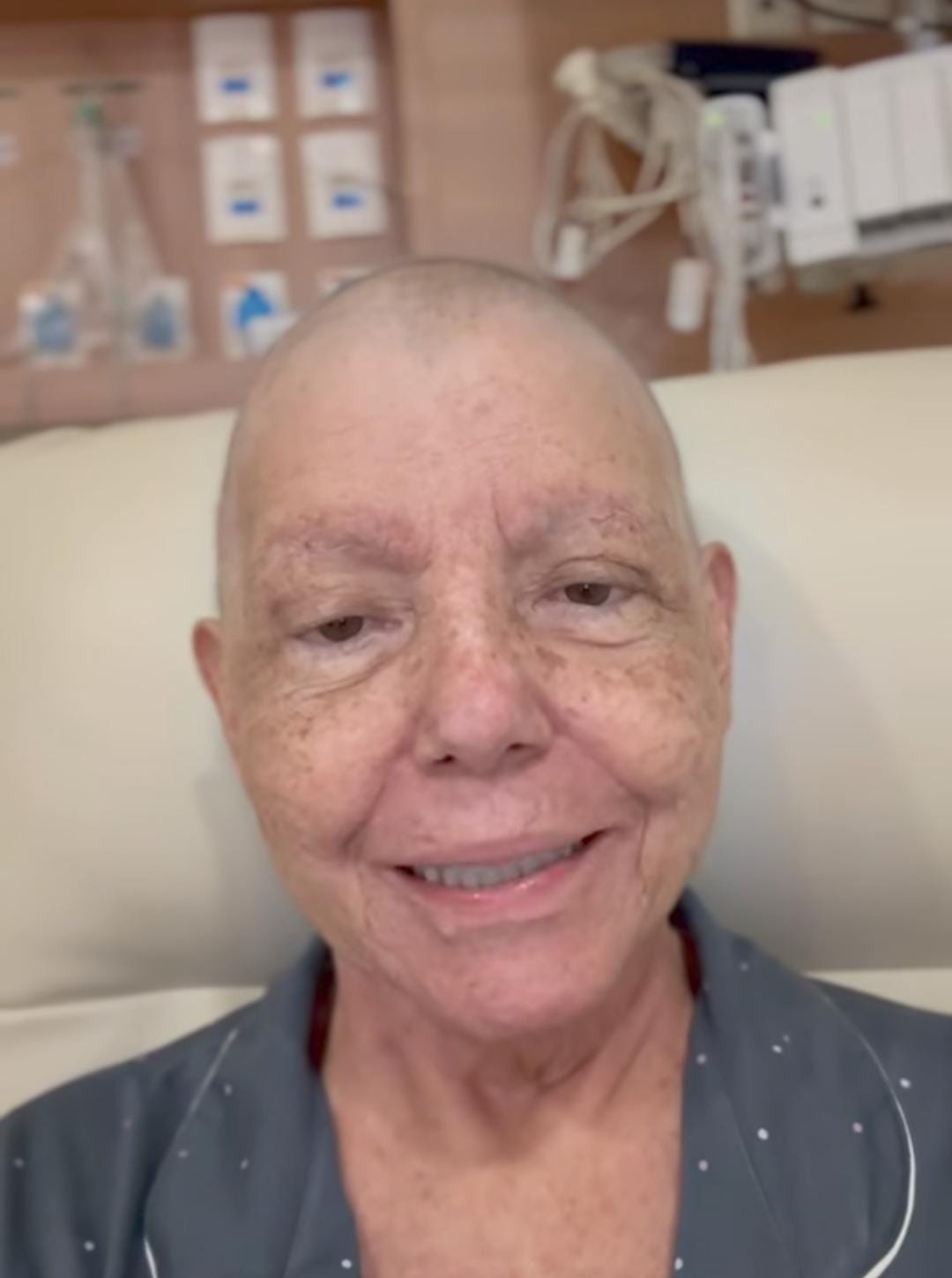 (A deputada federal Roseana Sarney (MDB-MA), de 72 anos, usou as redes sociais para informar que está internada com pneumonia.)