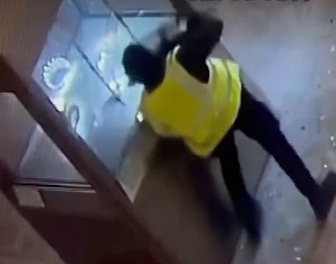 (A imagem mostra um homem usando uma ferramenta, um tipo de máquina para serrar parte da estrutura.)