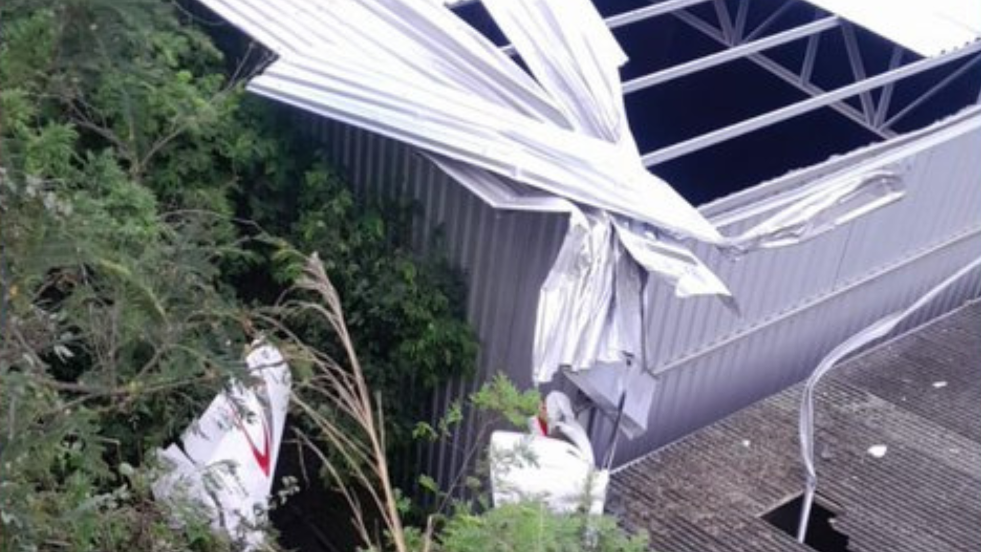 Imagem - Avião de pequeno porte faz pouso forçado e atinge galpão em Guarapari