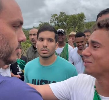 Imagem - Carlos Bolsonaro se junta a marcha liderada por Nikolas Ferreira rumo a Brasília
