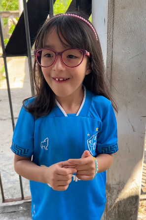 Imagem - Garota com a camisa do Paysandu viraliza ao cantar música do Remo: 'joga com raça e paixão'