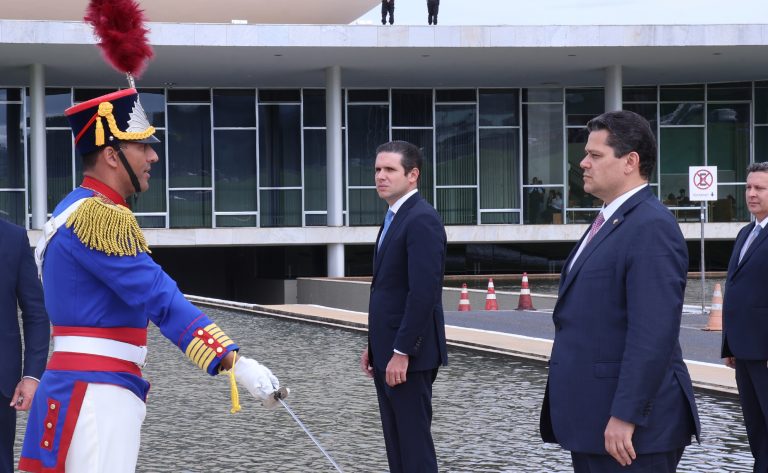 (Hugo Motta (E) e Davi Alcolumbre (D) durante abertura da sessão no ano passado)