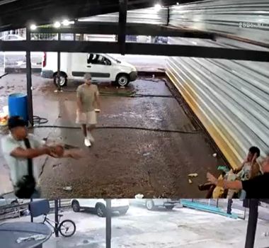 Imagem - Criminosos armados abordam vítima e levam joias de ouro na Pedreira