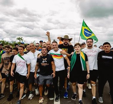 Imagem - Éder Mauro se junta a Nikolas Ferreira em caminhada pela liberdade de Jair Bolsonaro