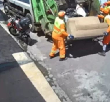 Imagem - Vídeo: mulher lava sofá, deixa móvel secando na porta de casa e acaba ficando sem ele