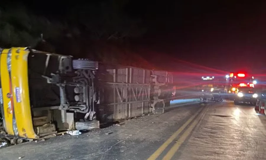 Imagem - Ônibus tomba e mata cinco durante viagem interestadual em serra de Minas