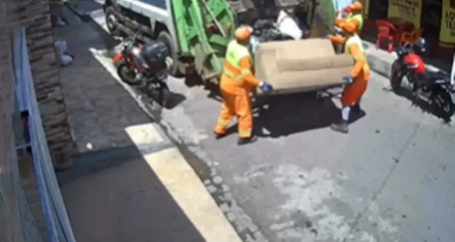 Imagem - Vídeo: mulher lava sofá, deixa móvel secando na porta de casa e acaba ficando sem ele