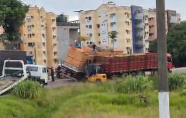 Imagem - Vídeo: caminhão tomba em viaduto de Ananindeua e provoca congestionamento na via