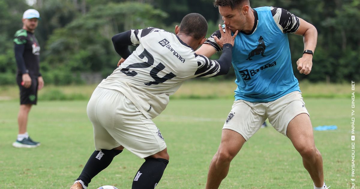 Cauã Dias (lateral-esquerdo) e Caio Mello (volante) durante treino