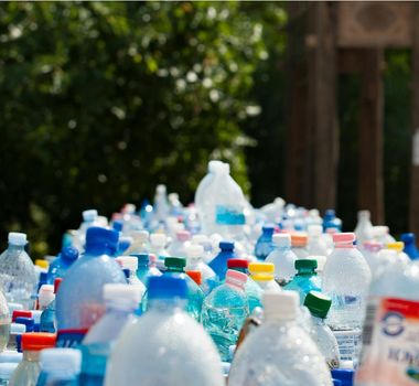 Imagem - Água engarrafada pode conter altos níveis de microplásticos