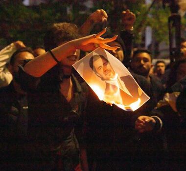 Imagem - Manifestantes protestam em frente à sede do Banco Master em São Paulo