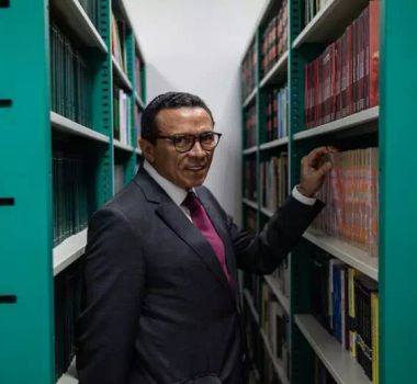 Imagem - Quem é o juiz do AM que censurou reportagem da Folha sobre projeto ligado ao Banco Master