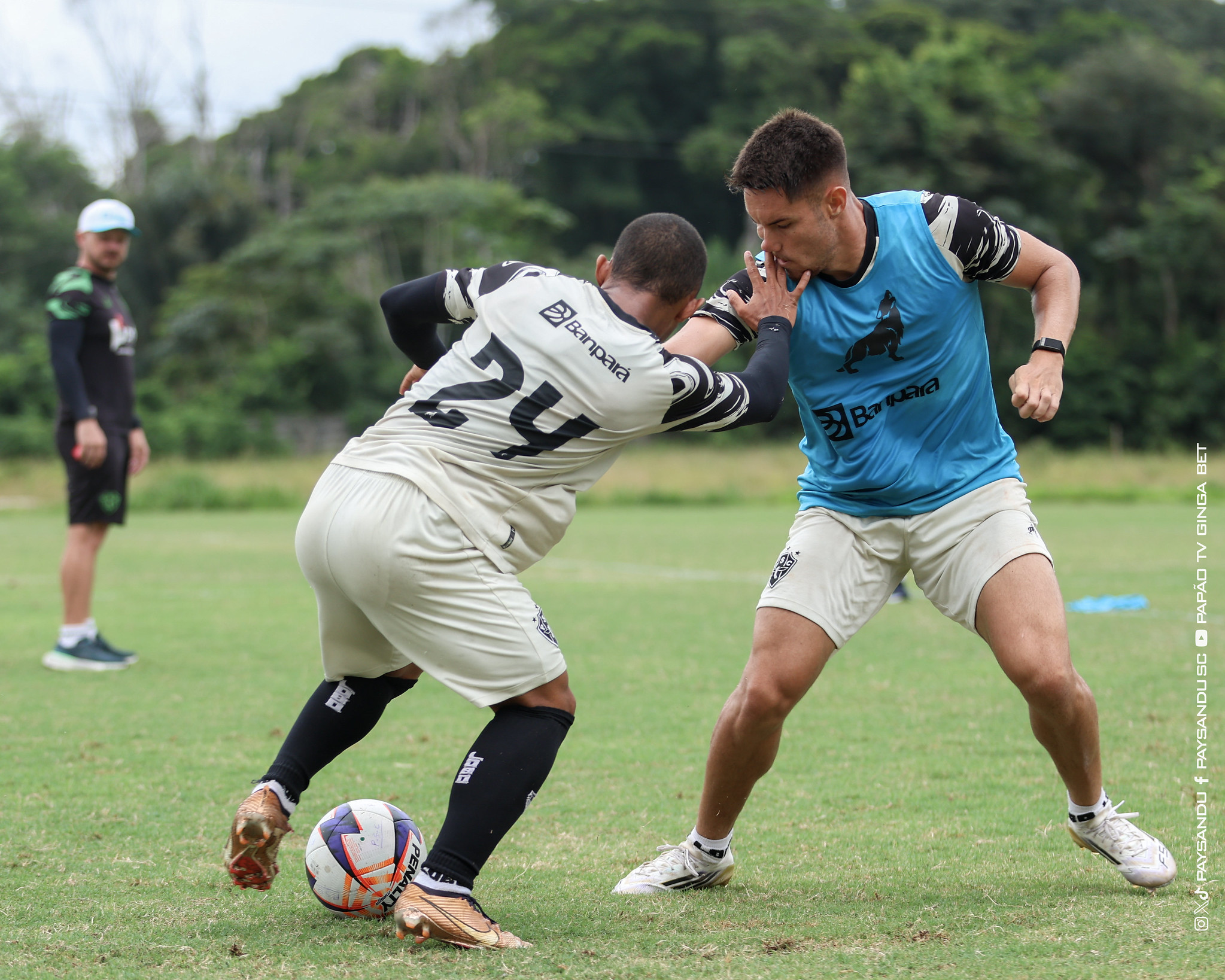 Cauã Dias (lateral-esquerdo) e Caio Mello (volante) durante treino
