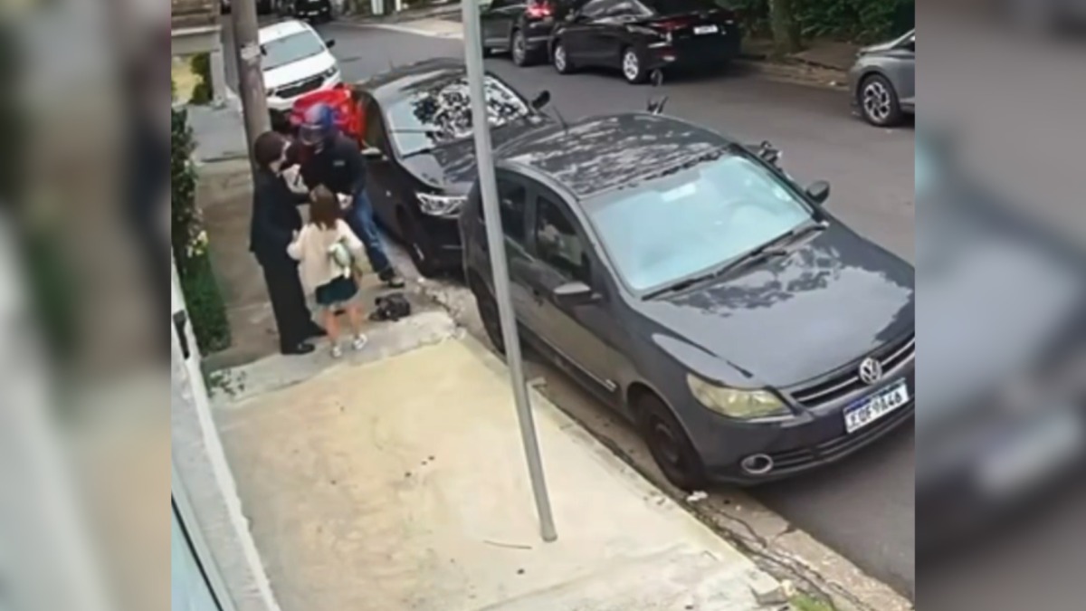 De acordo com o relato, as duas foram abordadas por um motociclista que usava capacete e mochila de entregas.