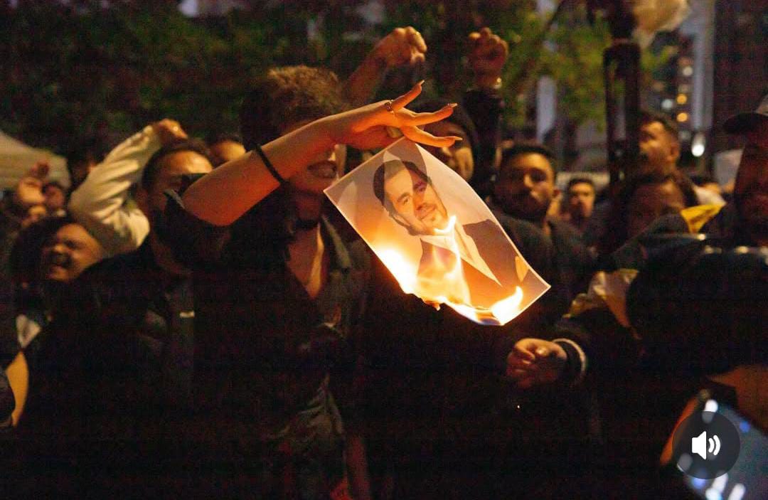 Na frente do banco, os manifestantes gritavam: "Ei Vorcaro, cadê a delação?". 