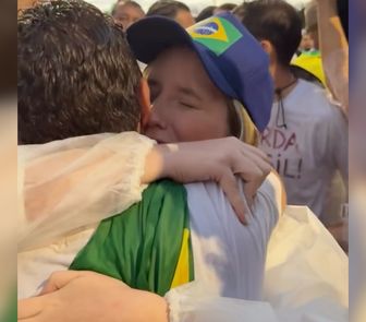 Imagem - Nikolas Ferreira chega ao DF e é recebido com beijo da esposa durante caminhada