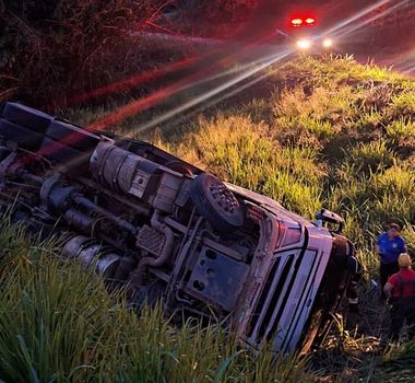 Imagem - Vídeo: caminhão boiadeiro tomba e deixa um morto e um ferido no Pará