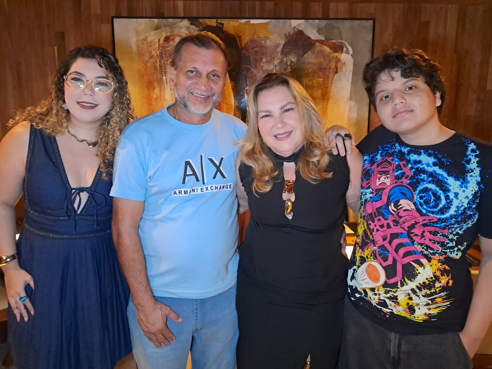 A odontóloga Rosana Simões, na foto com o marido e os filhos, foi homenageada, pelas amigas, nessa sexta, no Café Pissolatti. 
