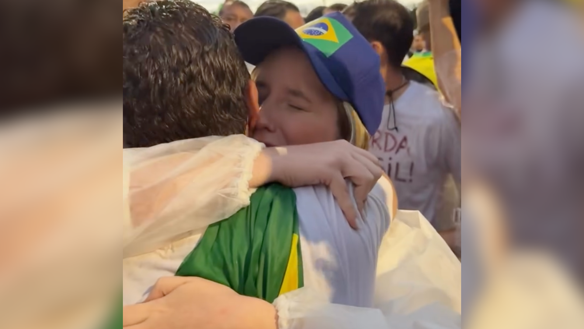 Deputado foi acolhido por Lívia na entrada do grupo e momento chamou atenção de apoiadores